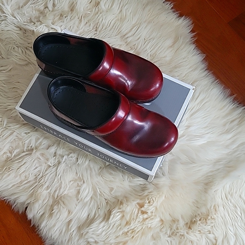 Dansko size 37 reddish brown shoes